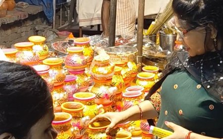 करवा चौथ से पहले फर्रुखाबाद में खरीदारी बढ़ी:मेहंदी 500 से 800 रुपए और मेकअप 2,000 से 5,000 रुपए तक; 100 रुपये तक बिक रहा करवा