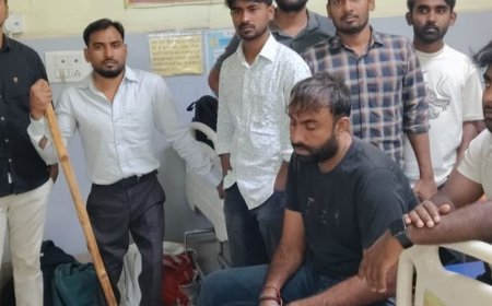 लखनऊ में बॉन्ड डॉक्टरों की भूख हड़ताल:वेतन समानता मांग पर अड़े चिकित्सक, शासनादेश जारी होने तक आंदोलन जारी