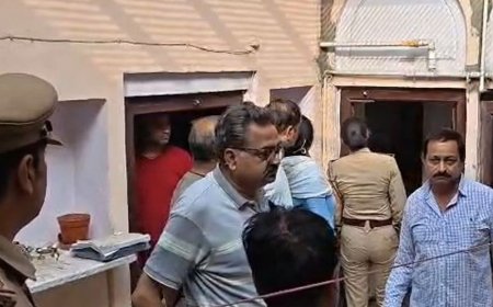 मथुरा में घर की सीढ़ियों पर महिला का शव मिला:खून से सनी ईंटें मिलने से हत्या का शक, पुलिस छानबीन में जुटी