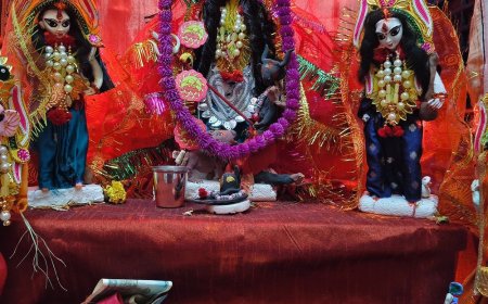 वाराणसी में छात्र यदु ने बनाई दुर्गा प्रतिमा:मिट्टी से गढ़ी दो फुट की मूर्ति, अस्थायी कुंड में होगा विसर्जन