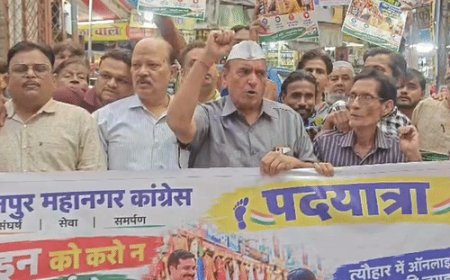 कानपुर में ऑनलाइन शॉपिंग के खिलाफ कांग्रेसियों का प्रदर्शन:जिलाध्यक्ष बोले-ऑनलाइन शॉपिंग से छोटे दुकानदार बेहाल, पदयात्रा से किया जागरूक