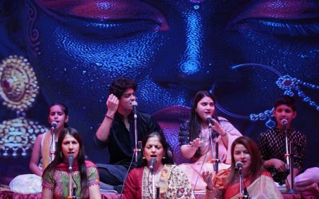 बरेली में ‘त्वमेव माता’ कार्यक्रम:प्रियंका ग्वाल, सात्विक मिश्रा और उनके विद्यार्थियों ने गाए भजन, गीत और गजल