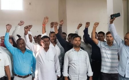 औरैया में सहकारी समितियों के सचिवों की अनिश्चितकालीन हड़ताल:डीएपी के लिए भटक रहे किसान, 79 समितियों के कर्मचारी आंदोलन में शामिल