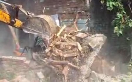 बहराइच में सरकारी जमीन पर चला बुलडोजर:न्यायालय के आदेश पर एक मकान समेत चार अवैध कब्जे हटाए गए