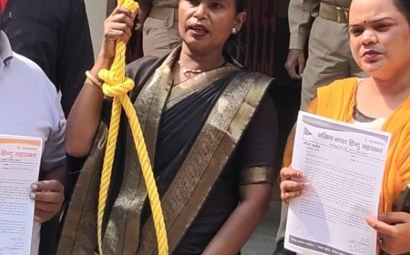 मीरा राठौर फांसी का फंदा लेकर डीएम कार्यालय पहुंचीं:बोलीं- दोषी महिलाओं को फांसी देने का मौका मुझे मिले, डीएम को सौंपा ज्ञापन