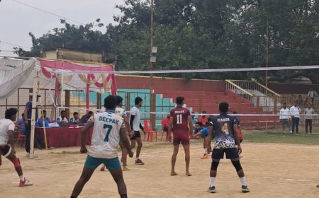 कानपुर ने वॉलीबॉल में बस्ती को हराया:प्रदेश स्तरीय सीनियर पुरुष प्रतियोगिता में 18 मंडलों की टीमें खेल रहीं, 31 अक्टूबर तक चलेंगे मुकाबले