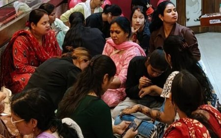 गोरखपुर में करवा चौथ उत्सव:महिलाओं को लगाई गई मुफ्त मेहंदी, मिले उपहार सेल्फी पॉइंट बना आकर्षण