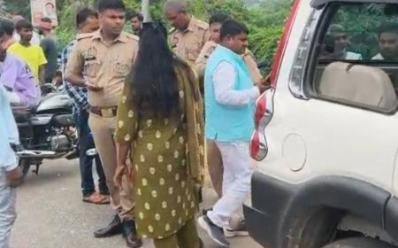 सुल्तानपुर में VIP पार्टी नेताओं की स्कॉर्पियो का शीशा टूटा:नेताओं ने किया फायरिंग का दावा, पुलिस बोली- सड़क से उछली गिट्टी
