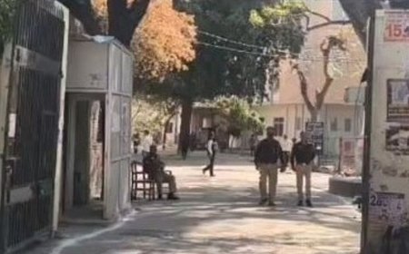 एटा में पिता-पुत्र से मारपीट, फायरिंग और लूट का आरोप:कोर्ट के आदेश पर 12 पर FIR, पुलिस ने शुरू की जांच