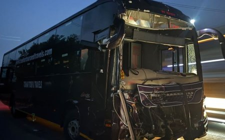 मथुरा में गाड़ी से टकराई बस, महिला की मौत:माइलस्टोन 77 के पास हुआ हादसा, घायलों को अस्पताल भेजा गया