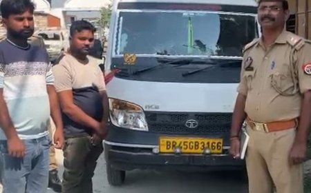 चंदौली में गौवंश तस्करी करते दो गिरफ्तार:रिंग रोड पर जांच के दौरान वाहन से 4 गौवंश बरामद, पश्चिम बंगाल ले जा रहे थे
