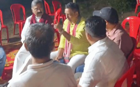 देर रात तक स्ट्रांग रूम में लायी गई मतपेटिका:समर्थकों के साथ बैठे रहे सपा प्रत्याशी; प्रशासन की गाड़ी के पीछे आ रहे