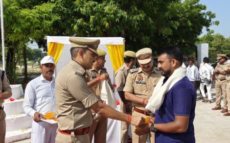 कौशांबी में गांधी जयंती पर डीएम-एसपी ने दी श्रद्धांजलि:कलेक्ट्रेट और पुलिस लाइन में राष्ट्रपिता गांधी व शास्त्री को याद किया