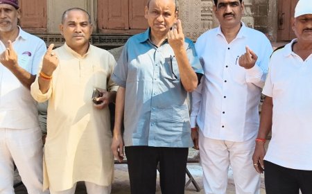 मिर्जापुर में शिक्षक के 71.70%, स्नातक के 42.93% वोट पड़े:डीएम पवन कुमार गंगवार ने कई बूथों का निरीक्षण किया