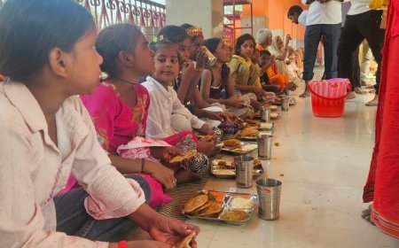 सीतापुर में मां दुर्गा के स्वरूप में पूजी गईं कन्याएं:दक्षिणा-उपहार देकर नवरात्र व्रत पूरे किए, हजारों की संख्या में पहुंचे श्रद्धालु