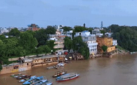 वाराणसी में नमो घाट के प्लेटफार्म तक पहुंच जलस्तर:84 घाटों का संपर्क टूटा,नाविक बोले- मां गंगा अब शांत हो जाएं मां गंगा