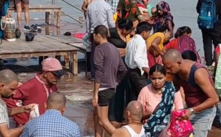 शरद पूर्णिमा पर श्रद्धालुओं ने लगाई आस्था की डुबकी:फर्रुखाबाद के पांचाल घाट पर सुबह 4 बजे से ही शुरू हुआ स्नान