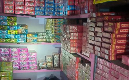 मऊ में पुलिस ने 3.50 लाख के अवैध पटाखे पकड़े:इंदारा कस्बे से एक आरोपी गिरफ्तार, घर में छिपाकर बेच रहा था