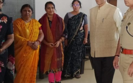 बलिया में DM-SP ने मतदाता पंजीकरण कैंपों का निरीक्षण किया:बोले- कोई पात्र वोटर न छूटे, बीएलओ से नए मतदाताओं के पंजीकरण की ली जानकारी