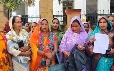 ‘2 हजार में दम नहीं, 20 हजार से कम नहीं’:मैनपुरी में मानदेय बढ़ाने के लिए महिलाओं का प्रदर्शन, 9 ब्लॉकों की महिला कैडर पहुंचीं डीएम कार्यालय