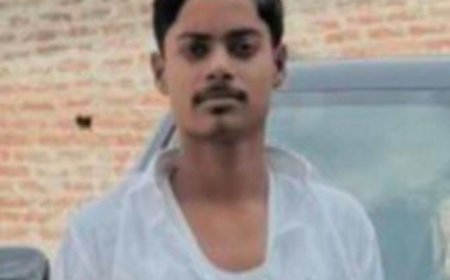 सेब लदी डीसीएम खड़े ट्रक से भिड़ी, कंडक्टर की मौत:शाहजहांपुर में गंगा एक्सप्रेस-वे पर हुआ हादसा, ड्राइवर समेत 2 घायल