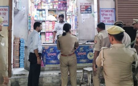 मथुरा में पटाखा दुकानों-गोदामों पर प्रशासन की सख्ती:लाइसेंस और स्टॉक की हुई जांच