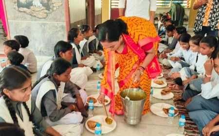 कानपुर के मां ज्वाला देवी मंदिर में भंडारा हुआ:जिला पंचायत अध्यक्ष स्वप्निल वरुण ने 101 कन्याओं का पूजन कर भोजन कराया