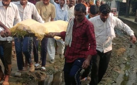 संभल में 15 दिन में दो भाइयों की मौत:डेढ़ किमी कीचड़ भरे रास्ते से गुजरी शवयात्रा, शिकायतों के बाद भी नहीं बनी सड़क