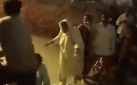 झांसी में महिला को लाठी से पीटने का VIDEO:बचाने आई बेटी से भी मारपीट की, दो पक्षों में जमकर हुआ संघर्ष