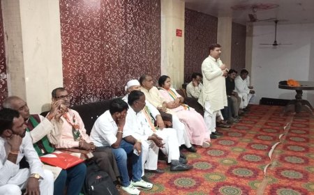 वोट बचाओ-देश बचाओ रैली की तैयारी:औरैया में हुई बैठक, 500 से ज्यादा कार्यकर्ता दिल्ली जाएंगे