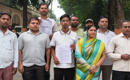 देवरिया में कोविडकालीन कर्मचारियों ने समायोजन की मांग उठाई:शासनादेश के बाद भी नियुक्ति नहीं मिलने का आरोप, DM ने दिया आश्वासन