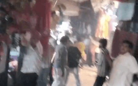 लालकुर्ती पैंठ बाजार में चौथी बार तारों में लगी आग:व्यापारियों ने दी बिजली विभाग के खिलाफ धरने की चेतावनी, बाजार में छाया अंधेरा