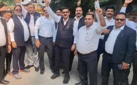 मेरठ में अधिवक्ताओं का आंदोलन:सरधना से निकली न्याय यात्रा, वकीलों ने आगामी चुनावों में विरोध की चेतावनी दी
