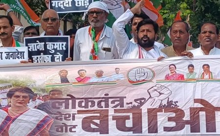 ज्ञानेश कुमार को पद से हटाने की मांग:भदोही में कांग्रेसियों ने राष्ट्रपति को संबोधित ज्ञापन सौंपा, निष्पक्ष जांच की मांग