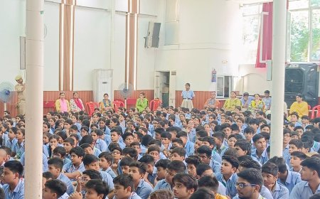 महिला सशक्तिकरण पर जागरूकता कार्यक्रम:अलीगंज पुलिस ने विद्यार्थियों को समझाया सोशल मीडिया के सुरक्षित इस्तेमाल का महत्व
