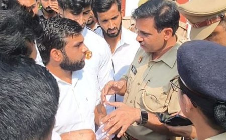 जिलाबदर की कार्यवाही के खिलाफ छात्रों का प्रदर्शन:कमिश्नर कार्यालय पर पहुंचे