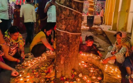 मां कूष्मांडा देवी मंदिर में दीपदान कार्यक्रम:शक्तिपीठ में सवा लाख दीप जले, रोशनी से जगमगाया मंदिर परिसर