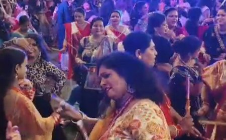 दुर्गा पूजा में डांडिया की धुन पर झूमीं महिलाएं:लखनऊ में रंग-बिरंगे परिधानों में महिलाओं ने किया गरबा, गुजराती गीत गूंजे