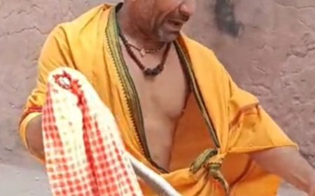 ताजमहल के गार्डन में निकला 7 फीट लंबा सांप:पर्यटकों में दहशत, टीम पहुंचने से पहले ही सुंदर पहलवान ने पकड़ा साँप