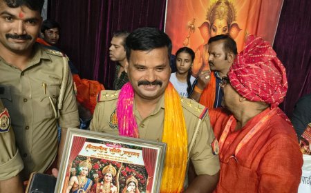 रामविवाह में सहयोग के लिए सम्मान:प्रतापगढ़ में रामलीला कमेटी ने पांच पुलिस अधिकारियों को किया सम्मानित