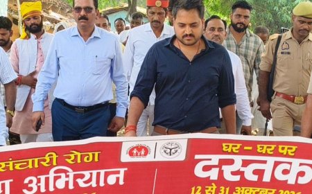 सोनभद्र में संचारी रोग नियंत्रण अभियान शुरू:डीएम ने मारकुंडी में घर-घर जाकर लोगों को किया जागरूक