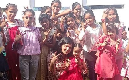 दुर्गा अष्टमी पर घर-घर में पूजी गईं छोटी कन्याएं:छोटी कन्याओं को कराया भोजन, हलवा-पूड़ी और चने का लगाया भोग