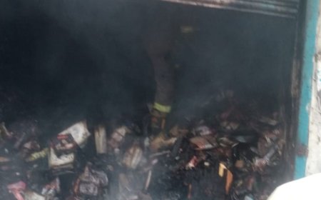 मथुरा के रंगेश्वर मंदिर के पास जनरल स्टोर में आग:20 लाख रुपए का सामान जलकर खाक, एक घंटे में बुझी आग
