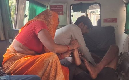 छत पर सरिया बांधते समय हाईटेंशन लाइन से टकराया:बरेली में दो मजदूर झुलसे, जिला अस्पताल में चल रहा इलाज