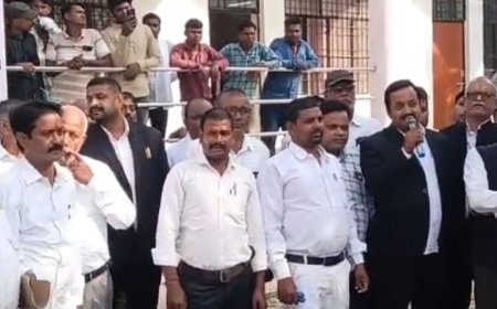 बैनामा निजीकरण के विरोध में अधिवक्ताओं का प्रदर्शन:आदेश वापस लेने की मांग, एसडीएम को सौंपा ज्ञापन