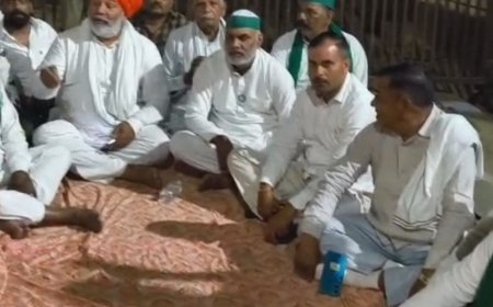 परमिशन नहीं मिली, गन्ना संस्थान गेट पर धरने पर टिकैत:कल होनी है किसानों की महापंचायत, गेट पर ताला देखकर समर्थकों के साथ शुरू किया धरना