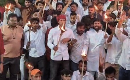 प्रयागराज में समाजवादी छात्र सभा ने निकाली मशाल यात्रा:छात्रसंघ भवन से कंपनी गार्डेन तक विरोध प्रदर्शन किया, फॉर्म-6 बहाली की मांग