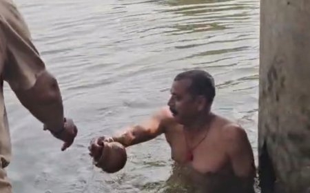 विधायक योगेश वर्मा ने उल्ल नदी से निकाला कचरा:छठ महापर्व से पहले टीम के साथ नदी में उतरकर की सफाई