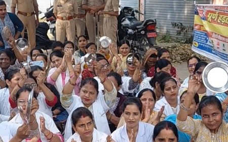 फर्रुखाबाद में संविदा कर्मचारियों ने थाली-शंख बजाकर जताया विरोध:कार्य बहिष्कार कर धरने पर बैठे, 8 अक्टूबर से सीएमओ कार्यालय पर चल रहा धरना