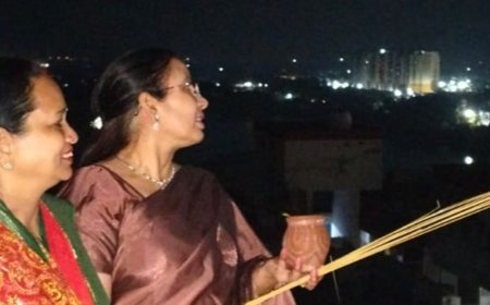 आगरा में महिलाओं को चांद का करना पड़ा इंतजार:बादलों ने बढ़ाई परेशानी, करवाचौथ पर कपल्स ने खिंचाई तस्वीरें